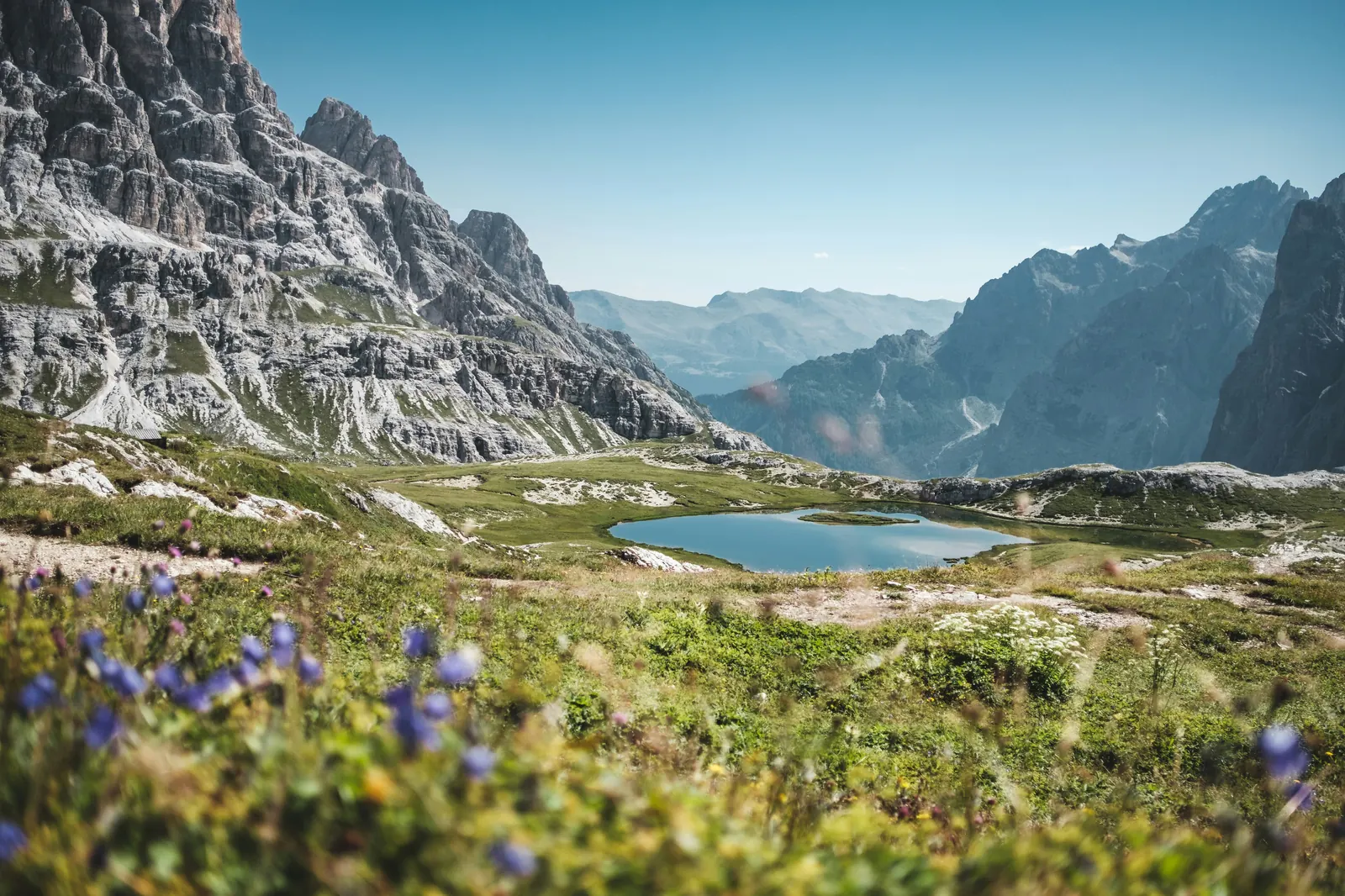 Alpine Sommerlandschaft mit Bergsee