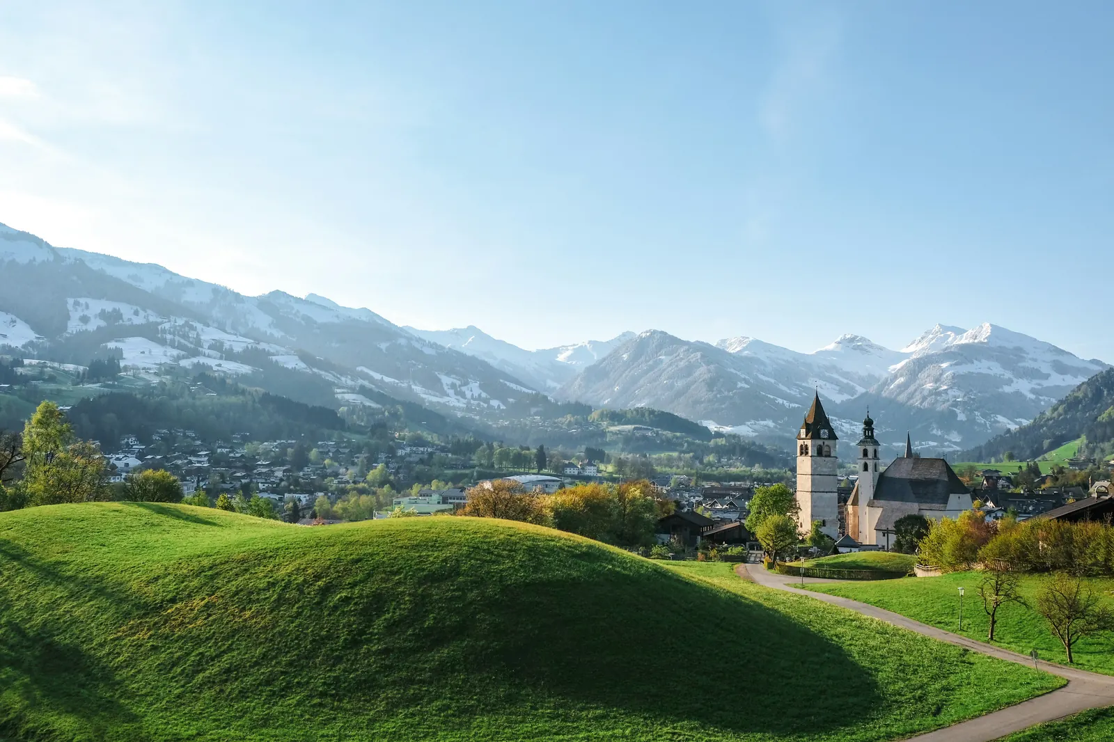 Kitzbühel mit Bergpanorama und Pfarrkirche – Tiroler Premium-Destination