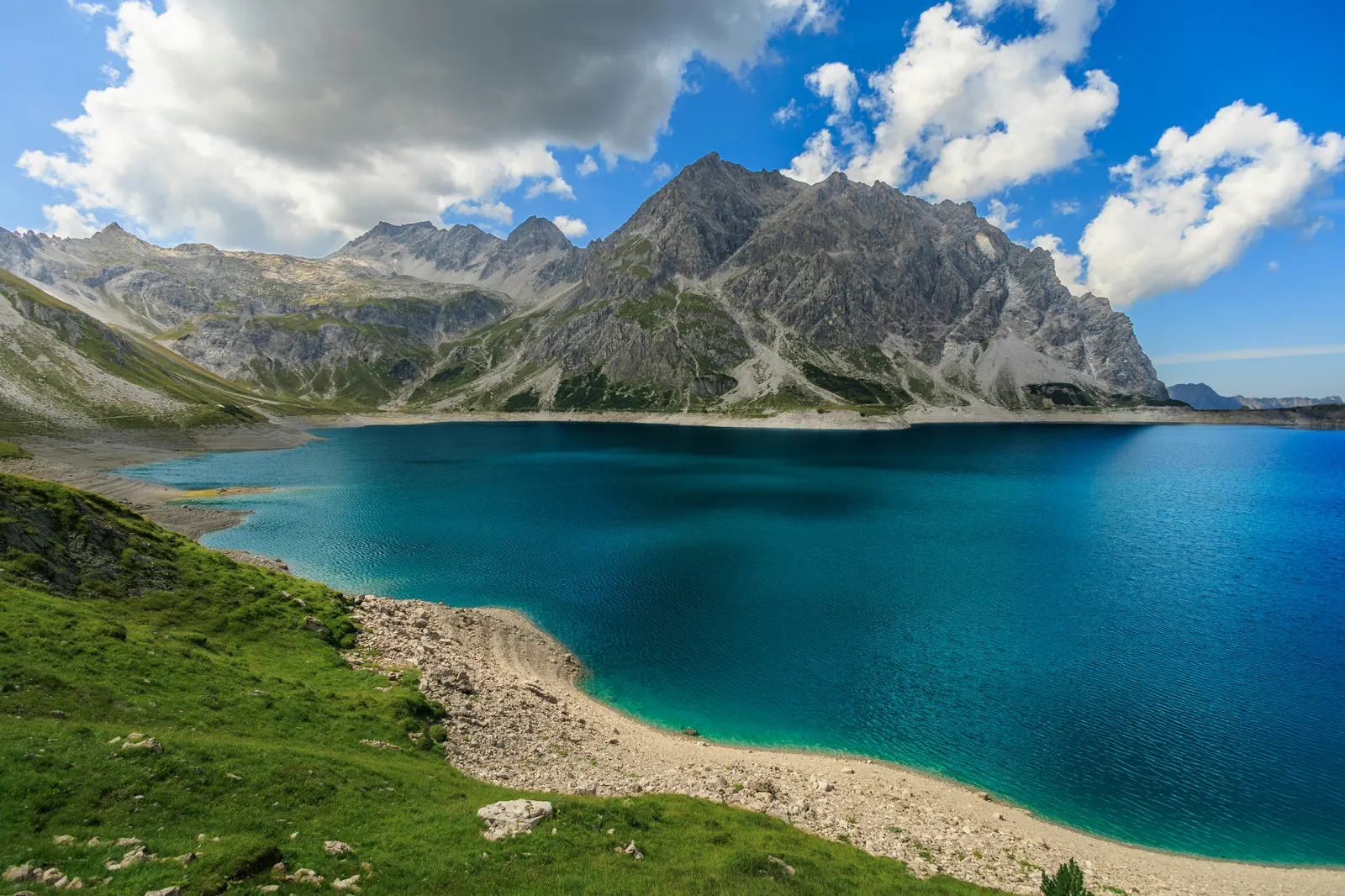 Lünersee im Montafon, Vorarlberg – türkisblauer Bergsee vor dem Rätikon-Massiv